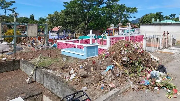 Familias realizan limpieza en el cementerio de Camoapa previo al día de las madres
