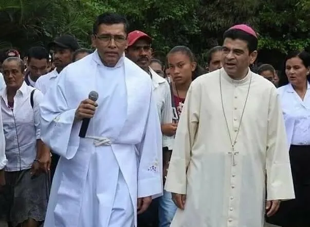 El sacerdote Iván Montesinos fue detenido por la Policía. Dice que cometió delitos de traición a la patria. Foto: Redes Sociales.