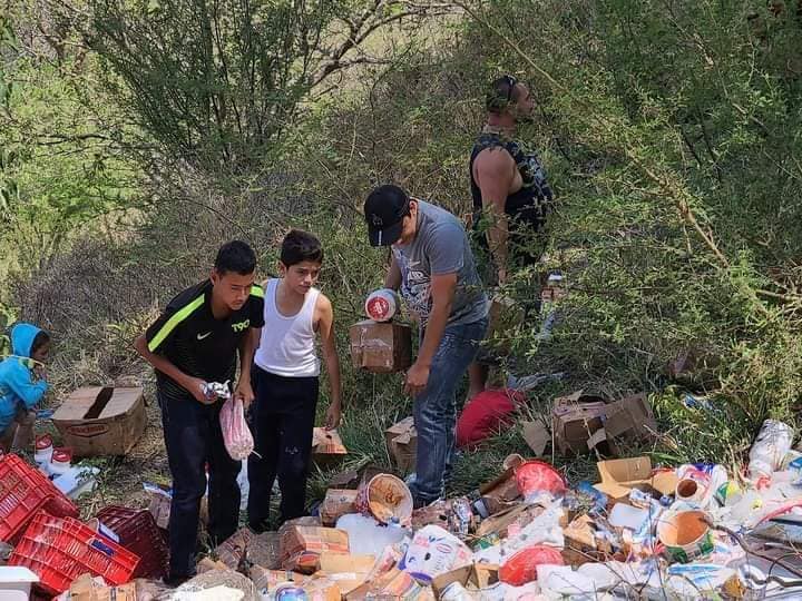Productos lácteos tirados, después que el camión distribuidor se precipitara a la pendiente.