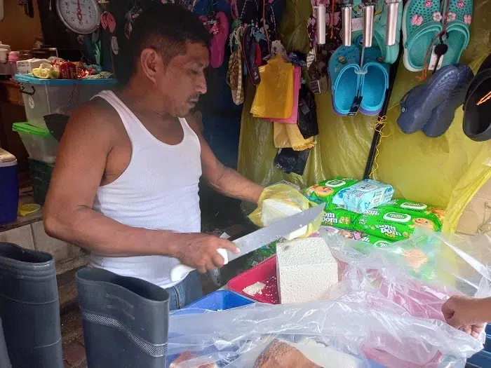 Comerciantes aseguran que el alza en el precio del queso es temporal y llaman a la población a tener paciencia. En invierno bajará, dicen.
