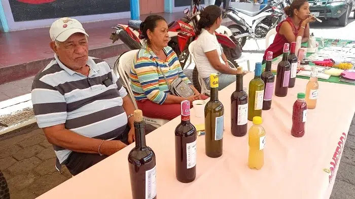 Jubilado complementa sus ingresos con venta de vino artesanal