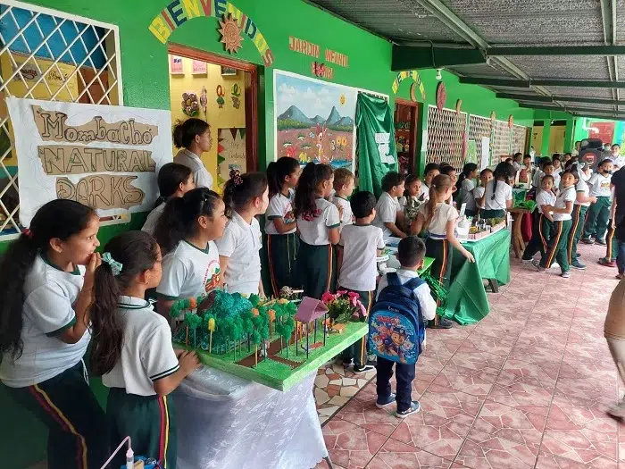 Niñez participa en feria científica de inglés
