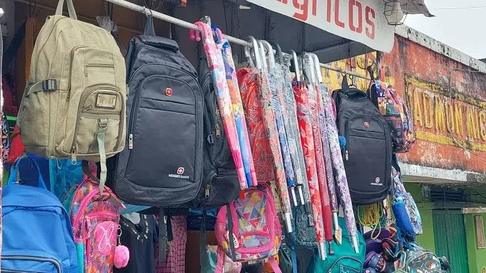 Los hombres también usan paraguas en temporada de invierno