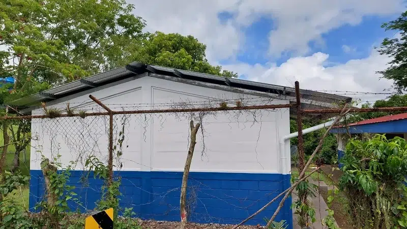 Nueva aula de clases en la escuela Madre Teresa de Calcuta en la comunidad de Laguna Negra.