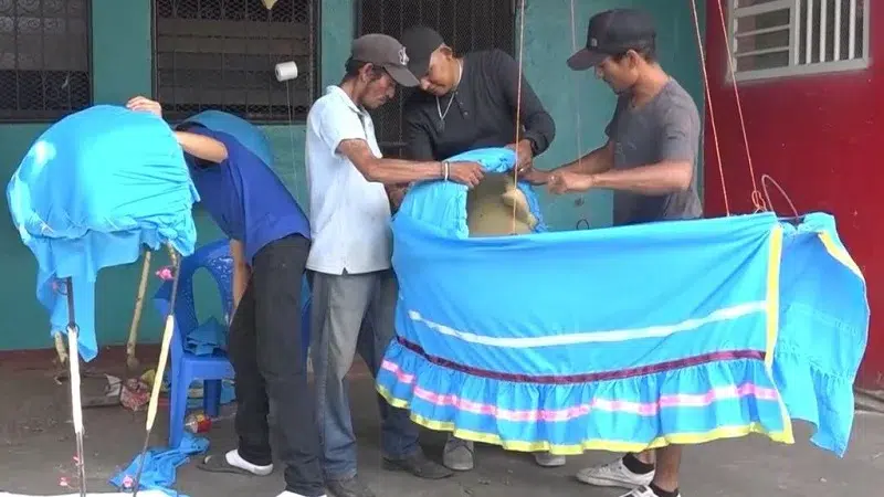 Para elaborar una vaquita, los devotos invierten entre tres y cuatro horas