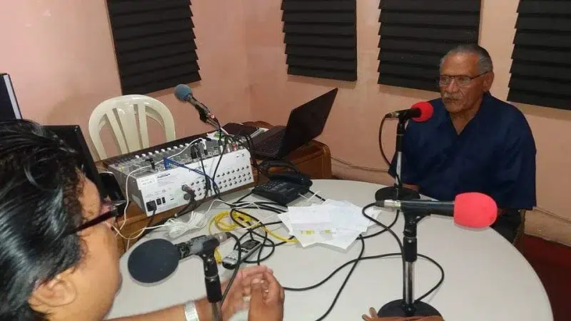 
Entrevista a don Ramón Escorcia en los estudios de Radio Camoapa. Archivo