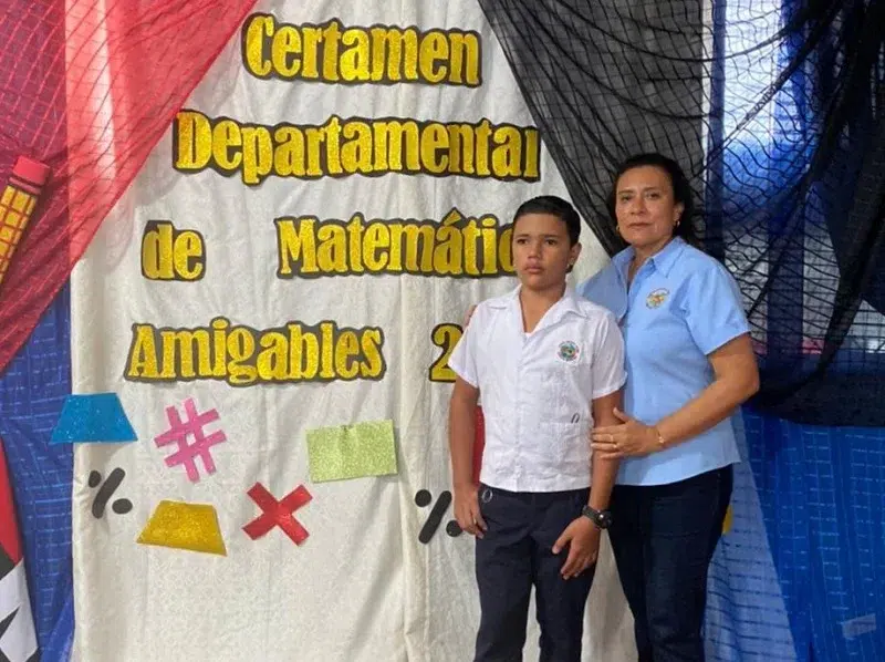 La profesora Karla Espinoza junto a Marvin José Díaz Rivera, ganador del segundo lugar en el concurso departamental de matemáticas