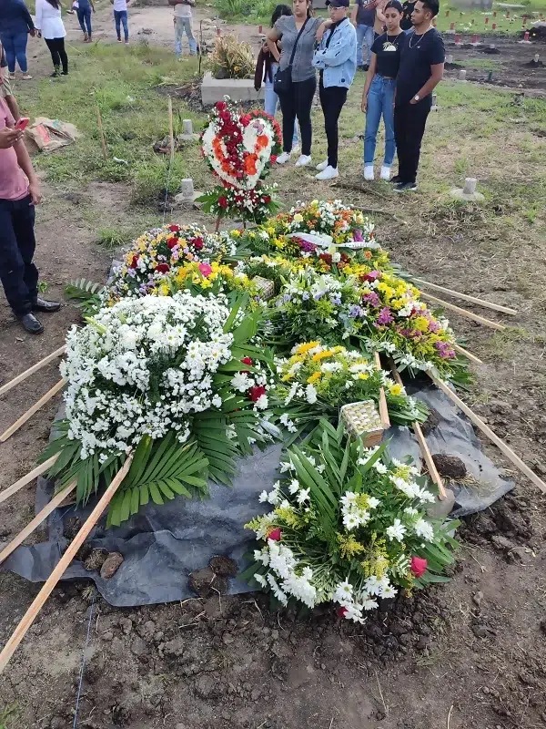 Samir Downs era deportista, mesero, y bartender. Nació en el Caribe pero se enamoró de Estelí y allá vivió hasta el final de su enfermedad. Sus restos descansan en el cementerio de Estelí.