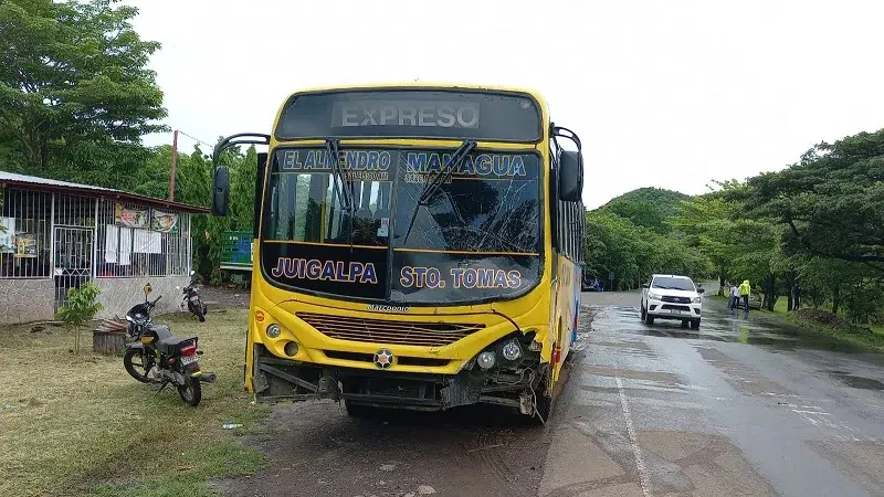 Bus propiedad de la Empresa-Mayorga que atiende la ruta El Almendro-Río San Juan-Managua.