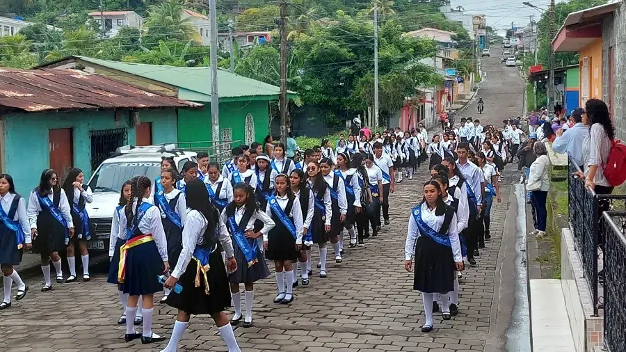 Realizan desfile escolar por aniversario de instituto público de Camoapa