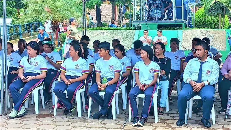 Estudiantes asisten al acto de aniversario 53 del fallecimiento de Gregorio Aguilar Barea