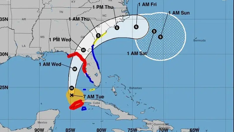 Huracán Idalia se fortalece rumbo a Florida, advierten de posibles “marejadas catastróficas”
