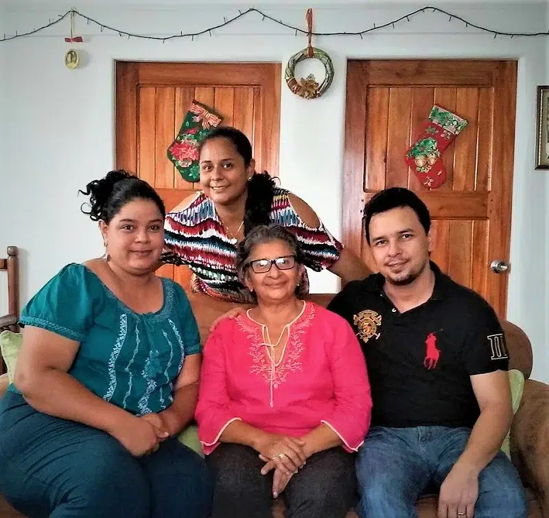 Irma Ortega junto a su familia. Cortesía.