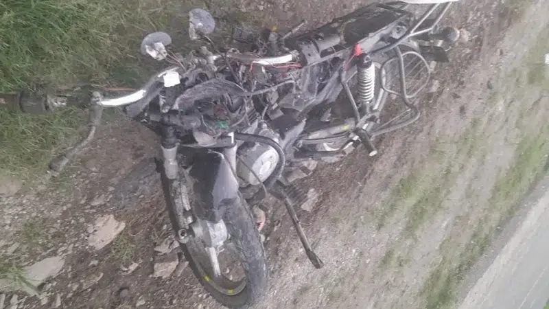 Moto destruida por la colisión con la camioneta.