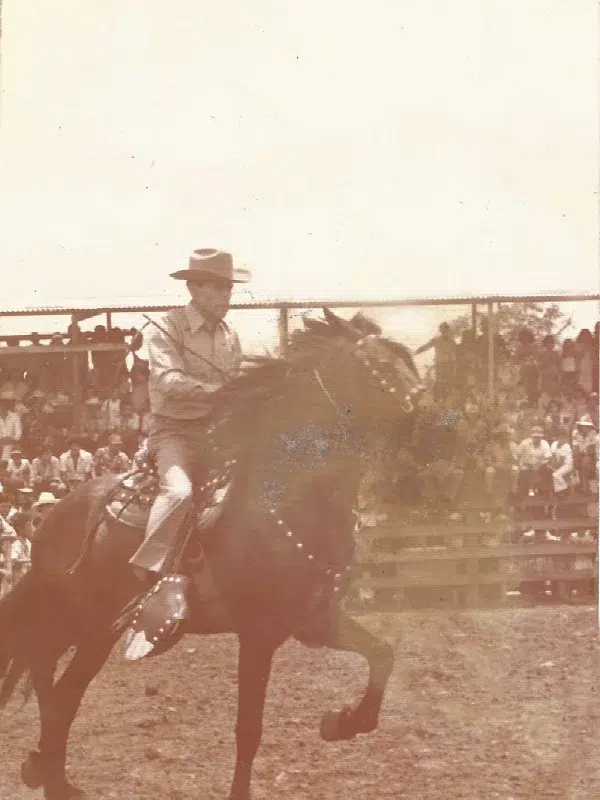 Señor Indalecio Hurtado montando a caballo.