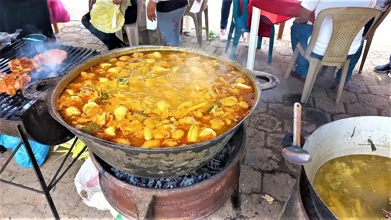 Venta de sopa de gallina con chilotes y elotes