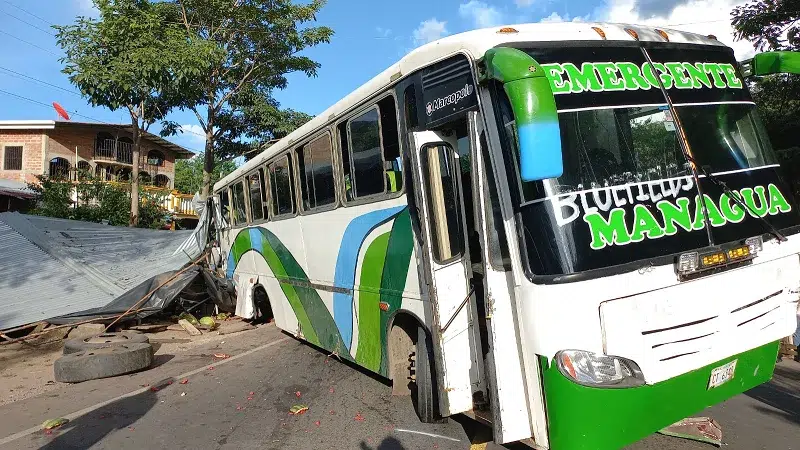 Llantas se desprendieron a un bus y ocasionaron daños que asciende a los dos mil dólares