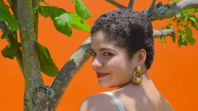 Ceshia Ubau la cantante nicaragüense con el premio ACAM en Costa Rica.