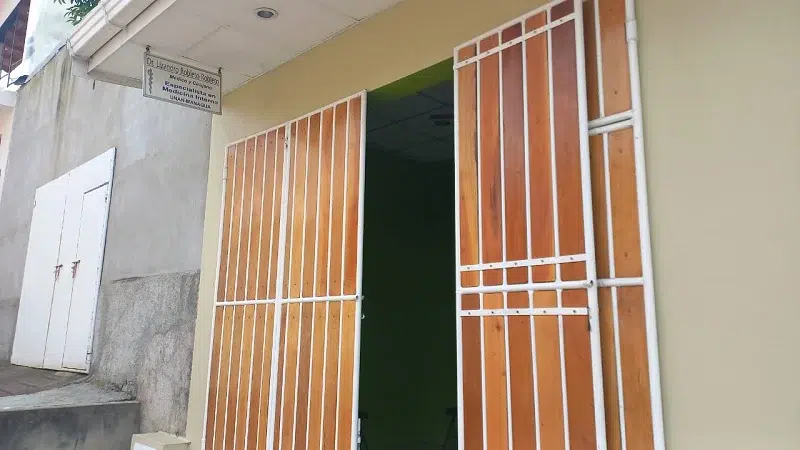 Clínica del doctor Lizandro Robleto. Médico y Cirujano, especialista en medicina interna.