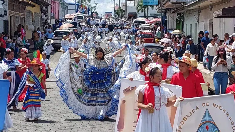 Estudiantes de excelencia académica de primaria y secundaria, también destacados, participaron en el desfile patrio el 14 de septiembre 2023.
