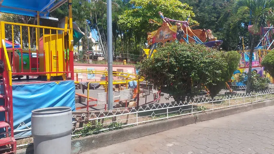 Fotografía donde se constata que en el lugar donde estaba el árbol de ciprés se encuentra ubicado un juego mecánico.