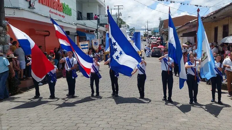 Estudiantes de Camoapa hacen patria en desfile escolar