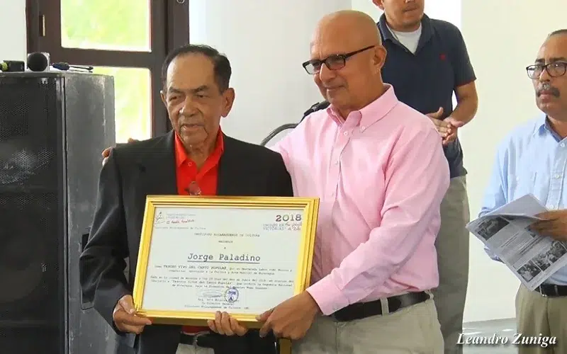 Jorge Paladino recibiendo distinción por su aporte a la cultura y música nicaragüense.