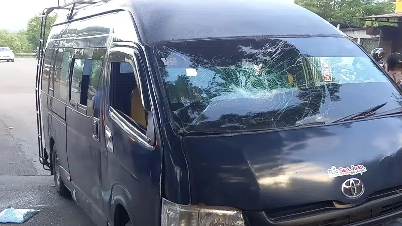 Migrantes quiebran cristales a microbús que los trasladó de San Carlos a Juigalpa