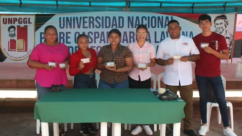 Estudiantes universitarios participan en la presentación del jabón medicado facial El Gaspar
