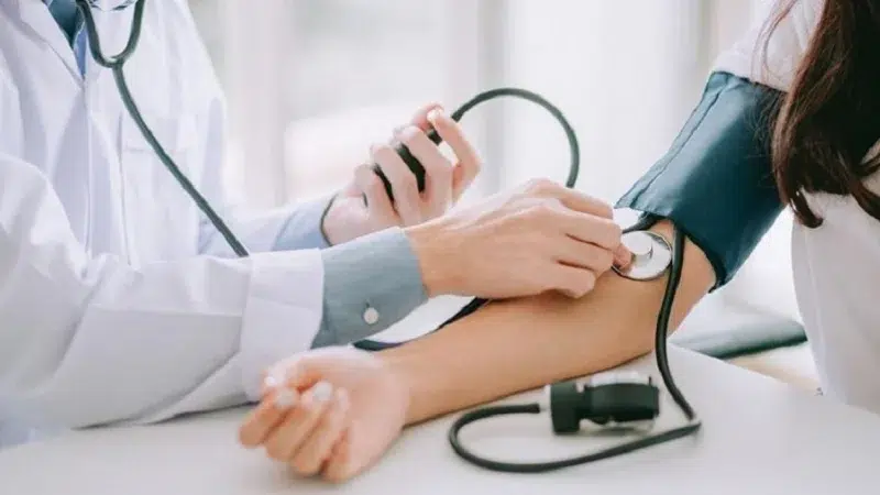 La hipertensión debe controlarse de manera permanente, aconsejan expertos