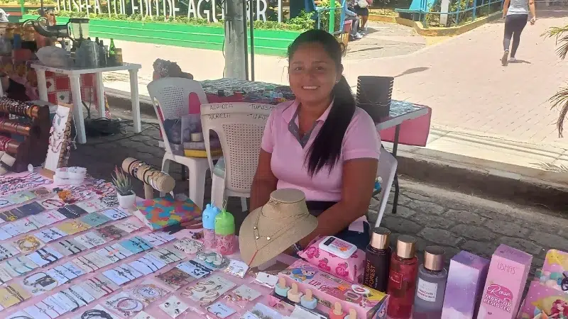Joven se abre camino con sus artesanías en mercado local de Juigalpa