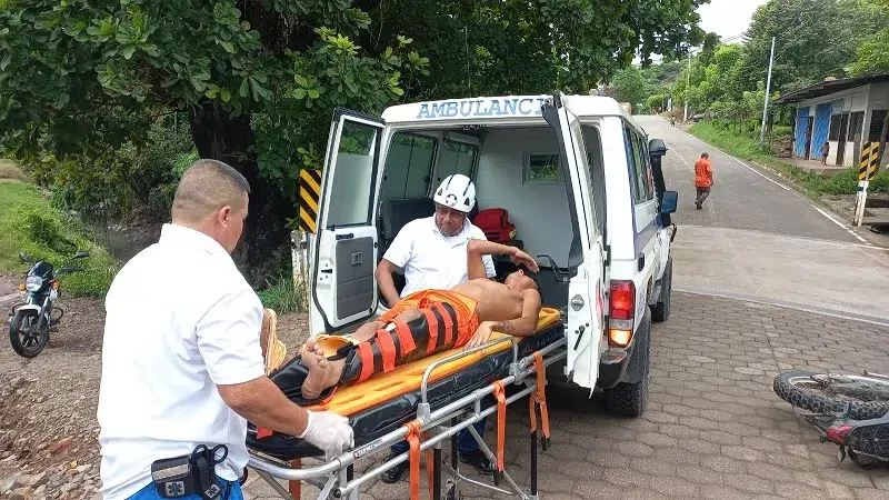 Con fracturas en su rodilla y brazo izquierdo, resulta el joven Samir García, quien viajaba en una motocicleta como pasajero.