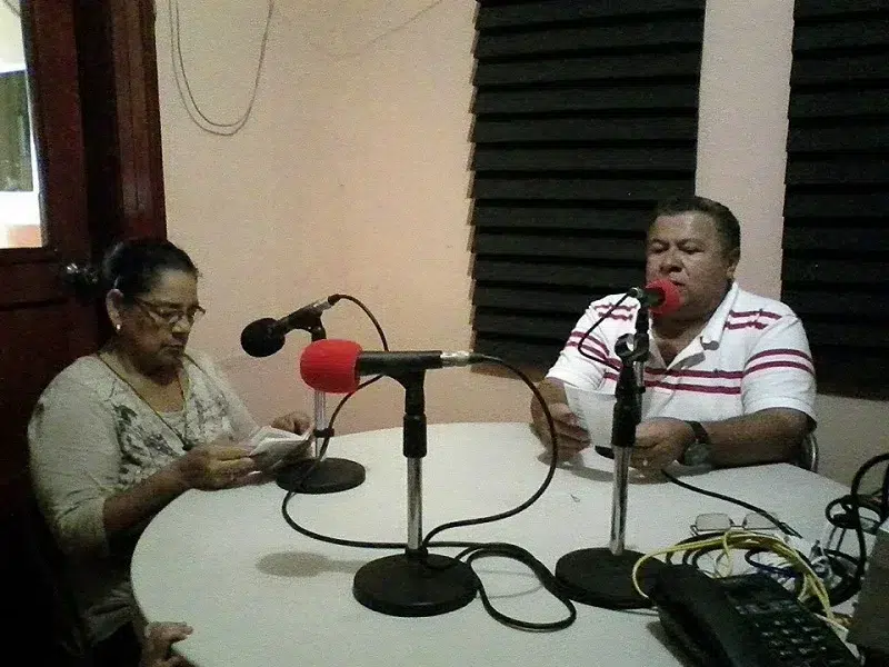 Andres Guevara y Alfa Bodán en la cabina de Radio Camoapa. Archivo