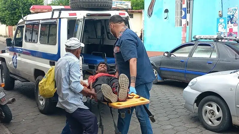 Al sitio llegaron voluntarios de Cruz Blanca con una ambulancia para darle atención pre hospitalaria y remitirlo al hospital Asunción de Juigalpa.
