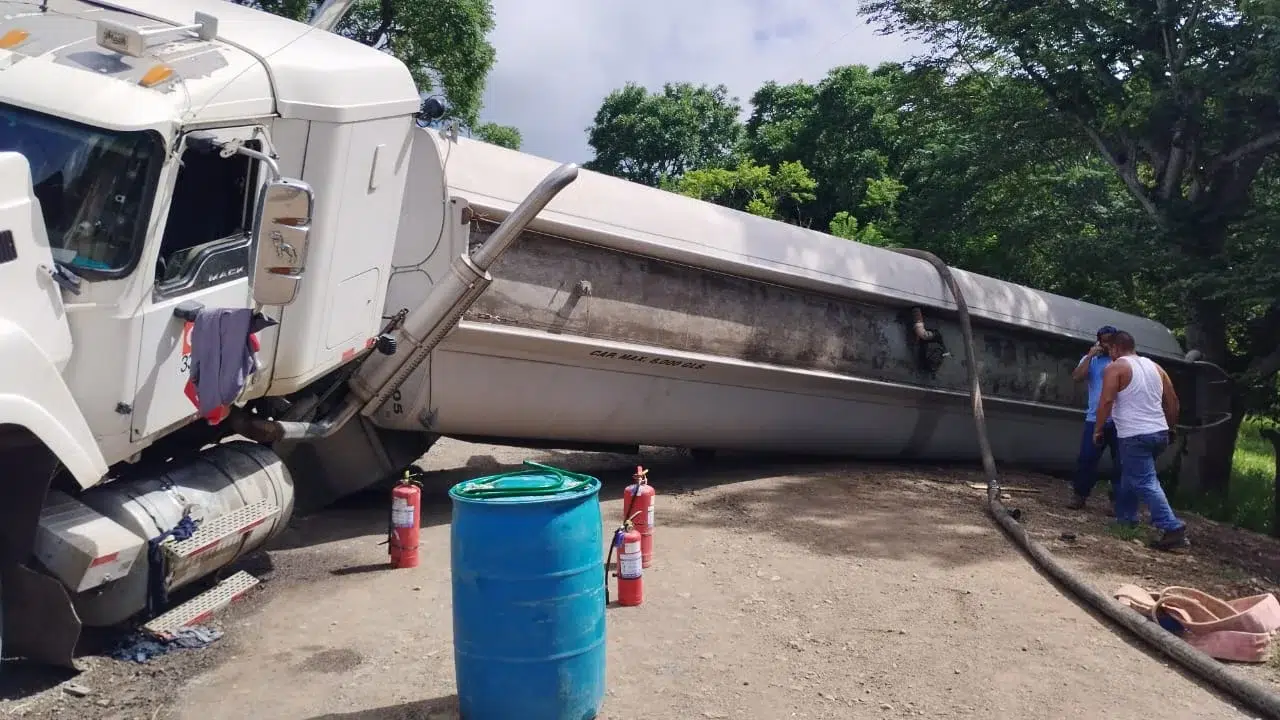 Cisterna se dio vuelta en la carretera San Francisco de Cuapa-La Libertad