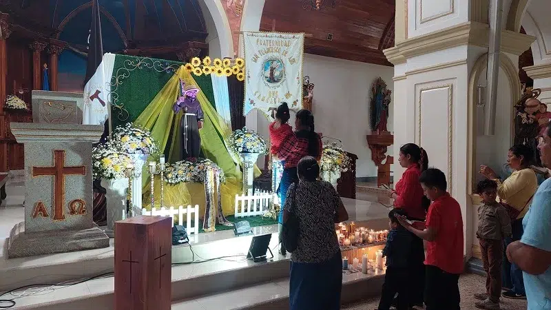 Devotos de San Francisco de Asís recrean el tope, dentro de templo parroquial de Camoapa