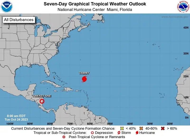 El Centro Nacional de Huracanes está emitiendo avisos sobre el huracán Tammy, ubicado a varios cientos de millas al sur-sureste de las Bermudas, y sobre la depresión tropical 21, ubicada sobre Nicaragua.