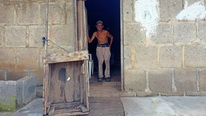 “Toño Alemán”, el legendario destazador de cerdo de Masatepe que ahora vive de recolectar plásticos
