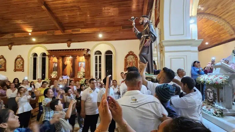 Subida la imagen de San Francisco de Asís en un ambiente de oración dentro de parroquia de Camoapa