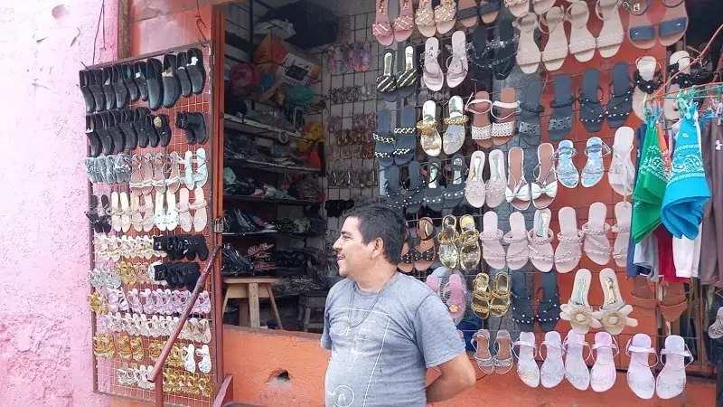Vendedores de zapatos listos para la temporada alta