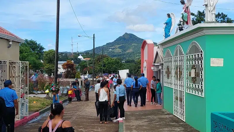 Camoapeños asisten masivamente al cementerio municipal en el Día de los Difuntos