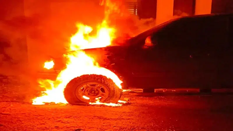 Se incendia camioneta estacionada frente a un restaurante de Santo Tomás