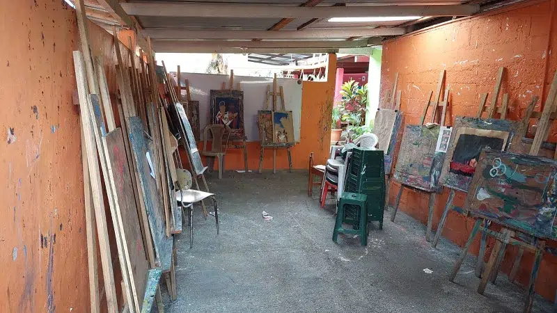 Niños y niñas aprenden a dibujar en el Hogar Luceros del Amanecer