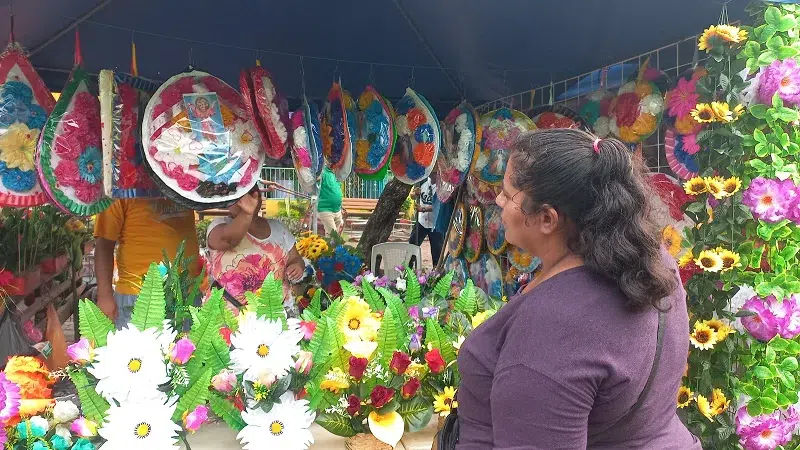 Las coronas de flores artificiales tienen un precio desde los 100 hasta los 350 córdobas.