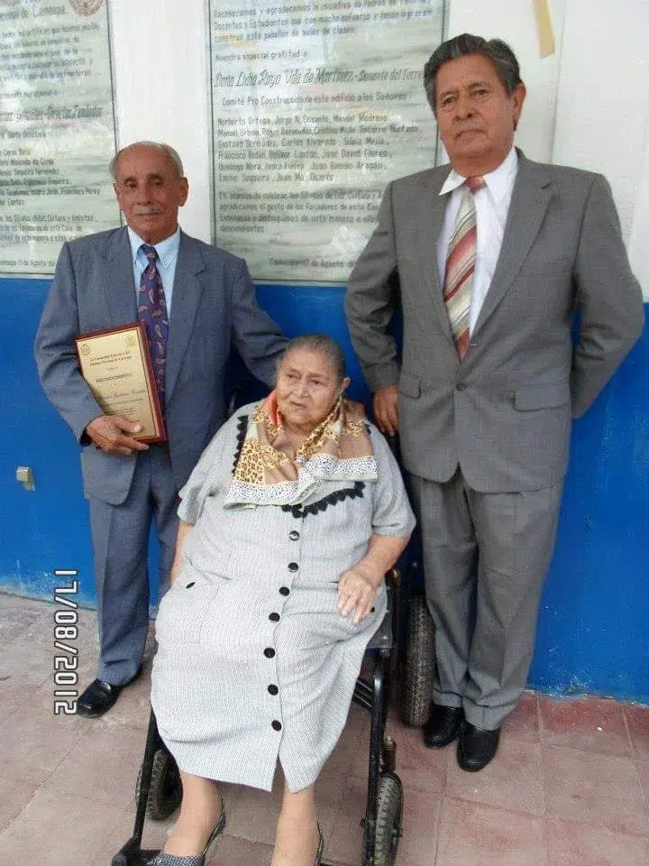 Doña Lidia Rayo recibe reconocimiento por el apoyo que brindó al Instituto Nacional de Camoapa.