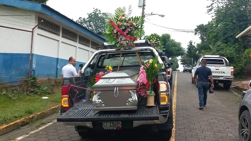 Último adiós a cuatro de los cinco integrantes de la familia Urbina Jirón, quienes perdieron la vida en un violento accidente de tránsito, ocurrido la noche del pasado jueves 02 de noviembre.