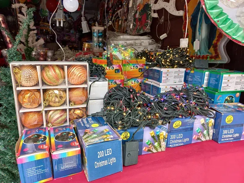 Venta de luces navideñas en los alrededores del Parque Central “Josefa Toledo de Aguerri”, de Juigalpa.