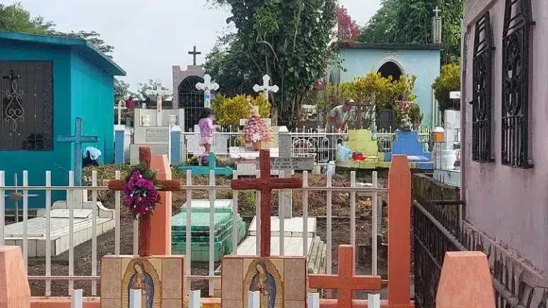 Pobladores de Camoapa se preparan para conmemorar el día de los difuntos