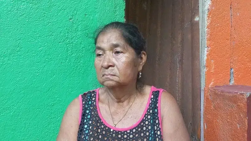 Señora Juana Francisca Báez Martínez, afectada por el robo en su vivienda.