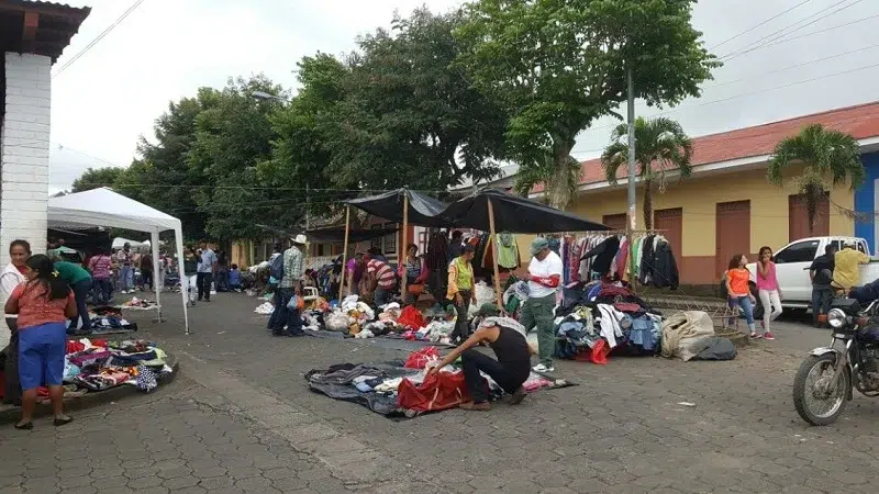 Comerciantes de ropa usada serán trasladados a otra zona de la ciudad